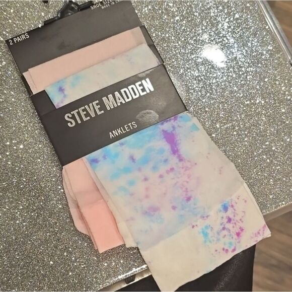 Steve Madden 2-Pair Tie Dye/Solid Anklet Socks - Picture 2 of 4